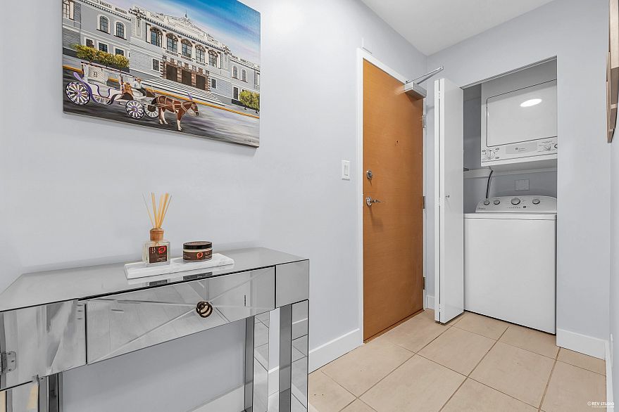 410 909 Mainland Street