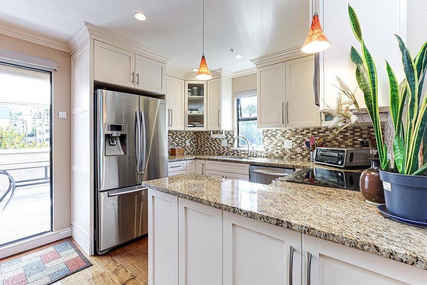 5 890 Broughton Street