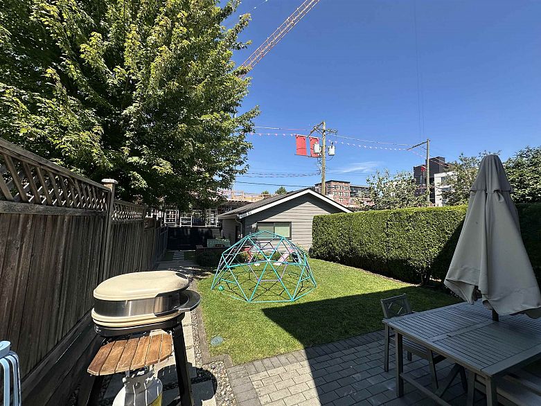 2073 E Pender Street