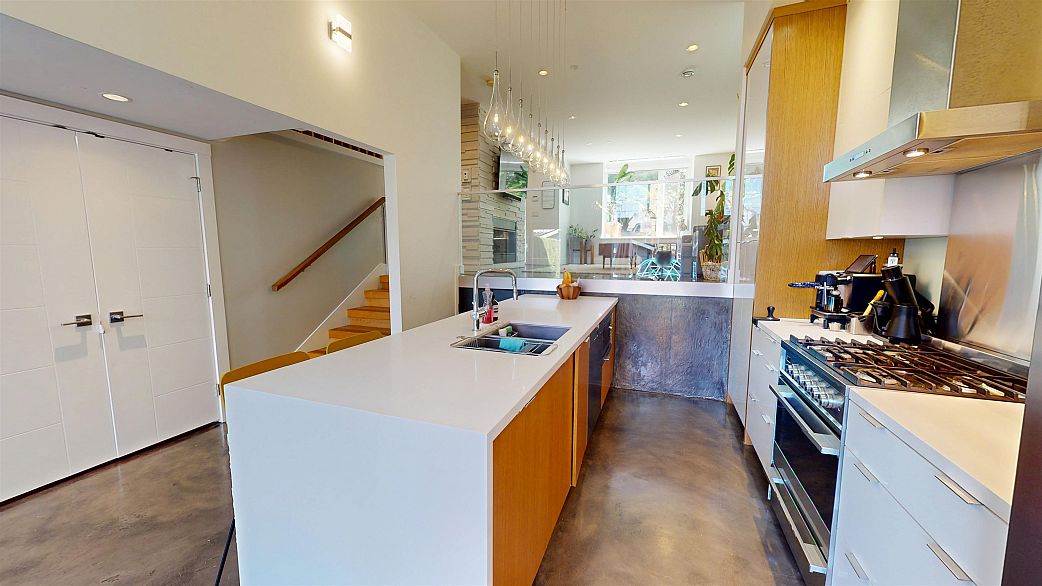 2073 E Pender Street