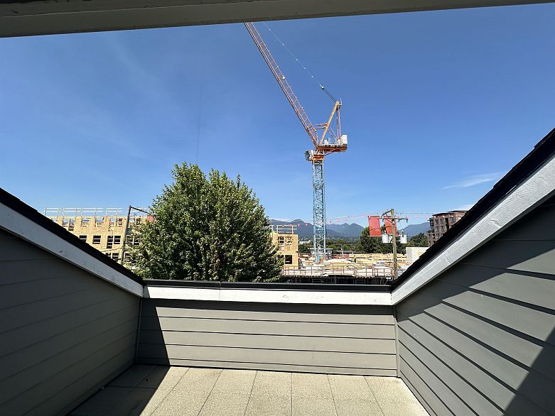 2073 E Pender Street