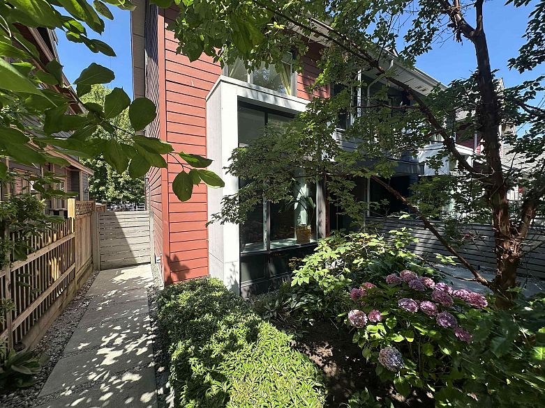 2073 E Pender Street