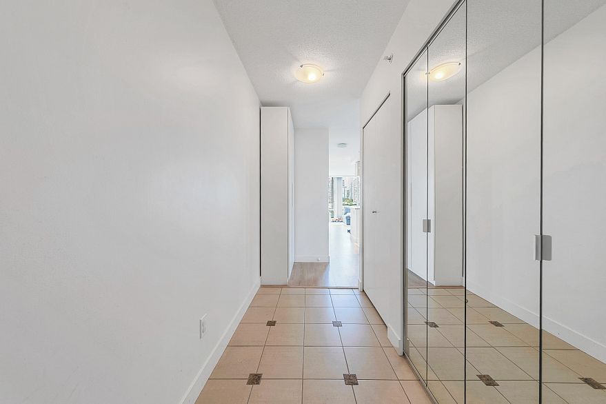 1101 1033 Marinaside Crescent