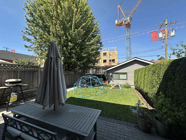 2073 E Pender Street