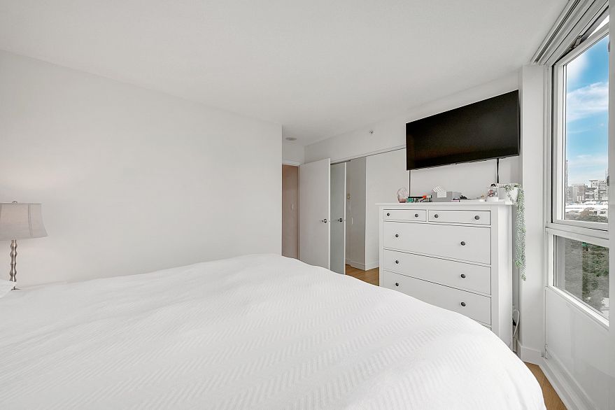 1101 1033 Marinaside Crescent