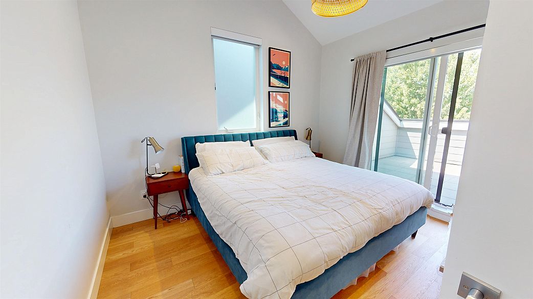 2073 E Pender Street