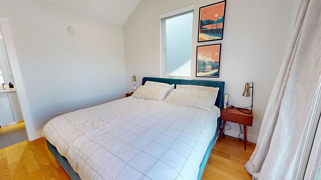 2073 E Pender Street