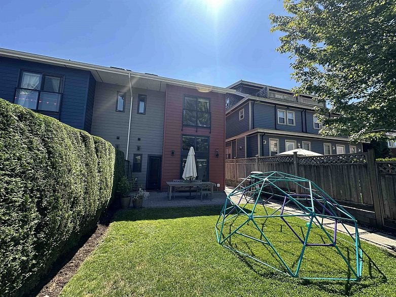 2073 E Pender Street