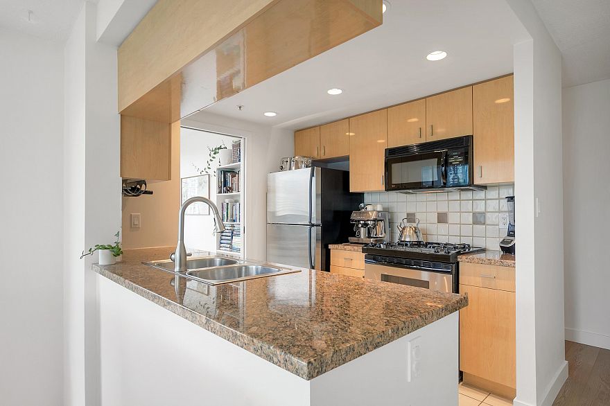 1101 1033 Marinaside Crescent