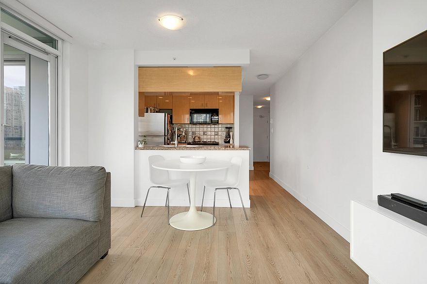 1101 1033 Marinaside Crescent