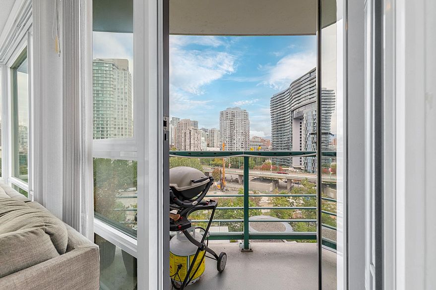 1101 1033 Marinaside Crescent