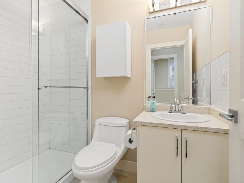 102 4577 Slocan Street