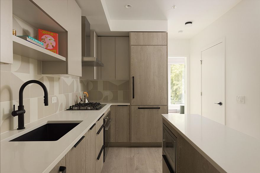 215 322 E 15th Avenue