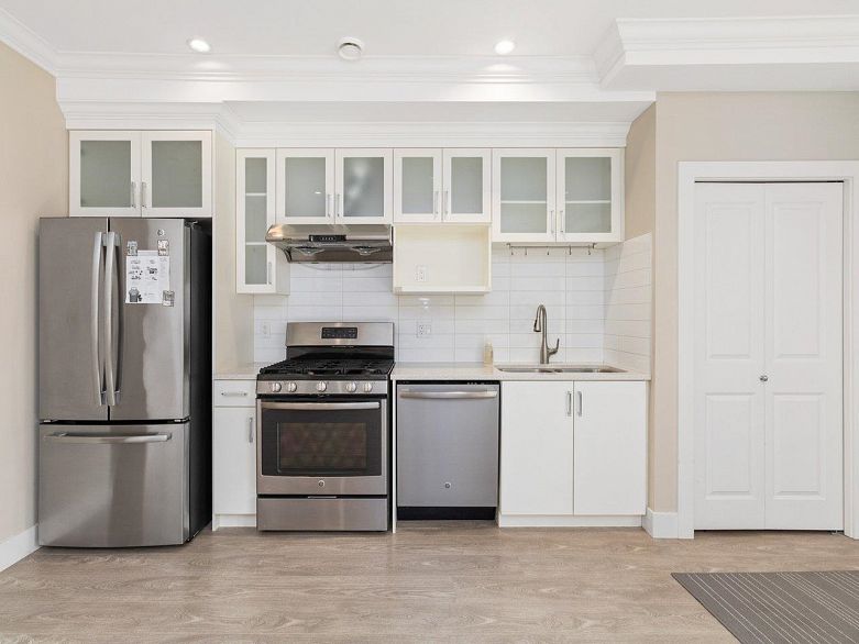 102 4577 Slocan Street