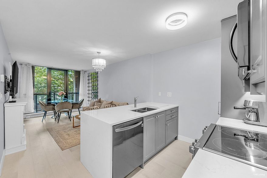 410 909 Mainland Street