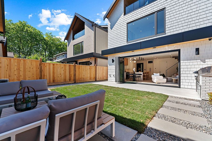 2 2846 W 12th Avenue