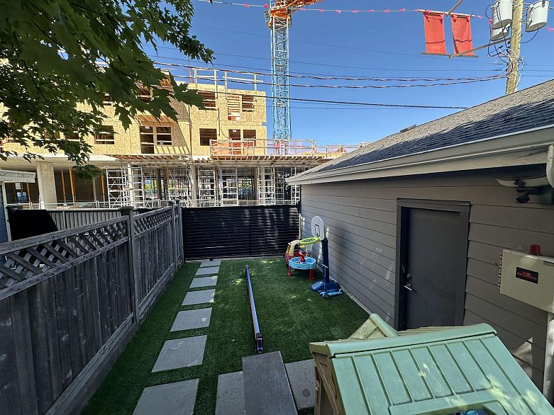 2073 E Pender Street