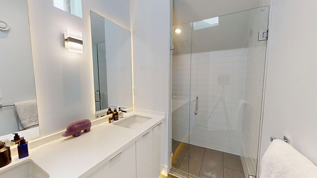 2073 E Pender Street