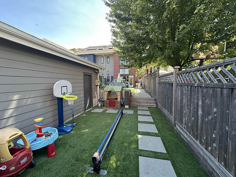 2073 E Pender Street