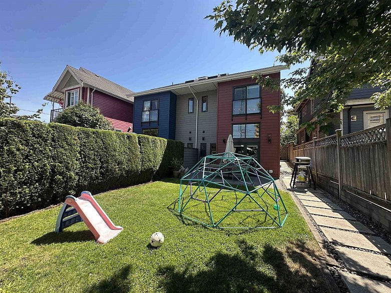 2073 E Pender Street