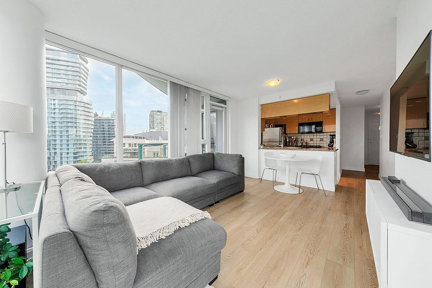 1101 1033 Marinaside Crescent