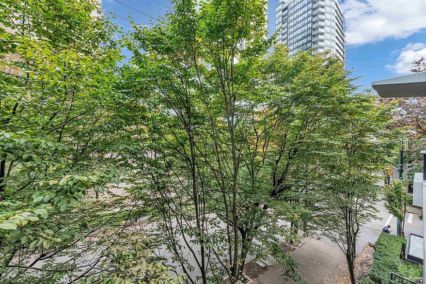 410 909 Mainland Street