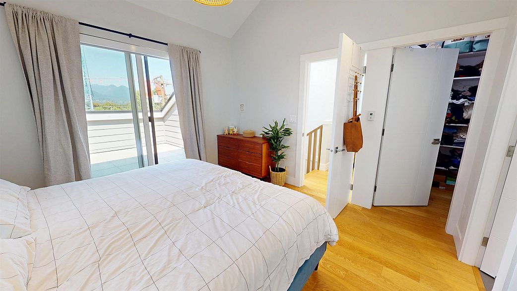 2073 E Pender Street