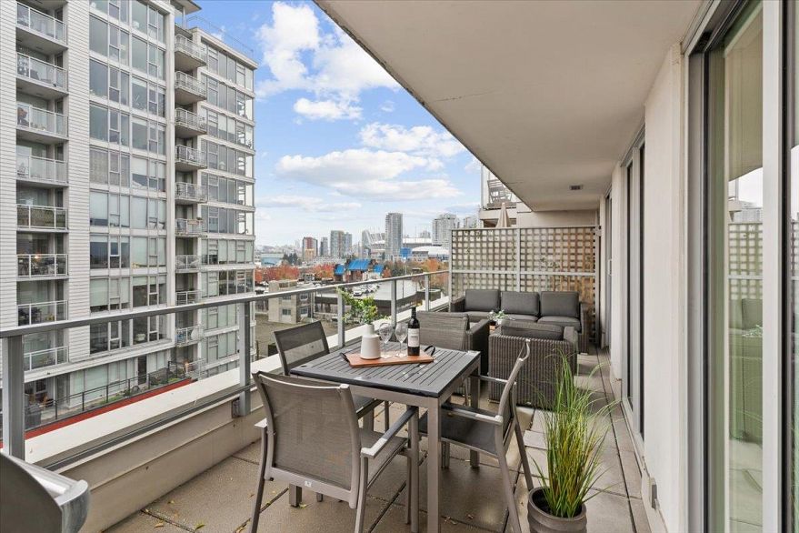 912 189 Keefer Street