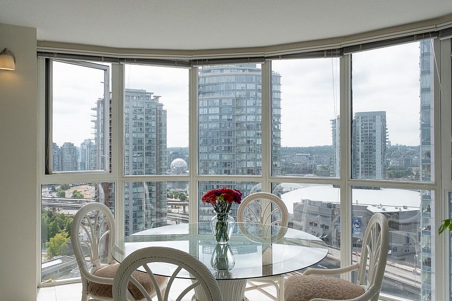 2204 183 Keefer Place