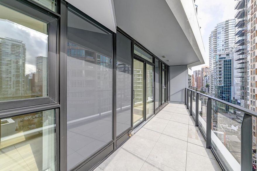 1202 889 Pacific Street