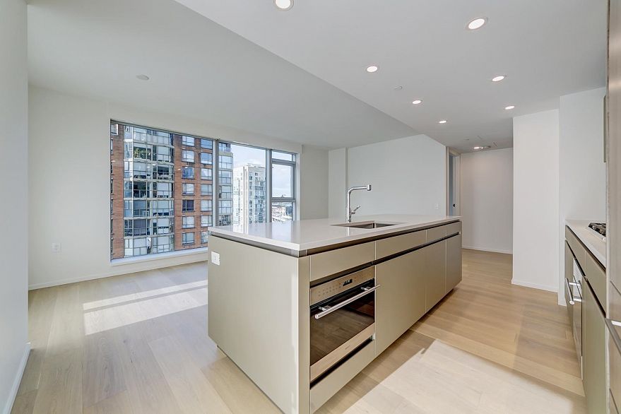 1202 889 Pacific Street