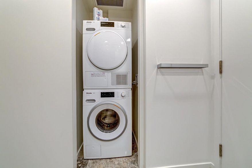 1202 889 Pacific Street