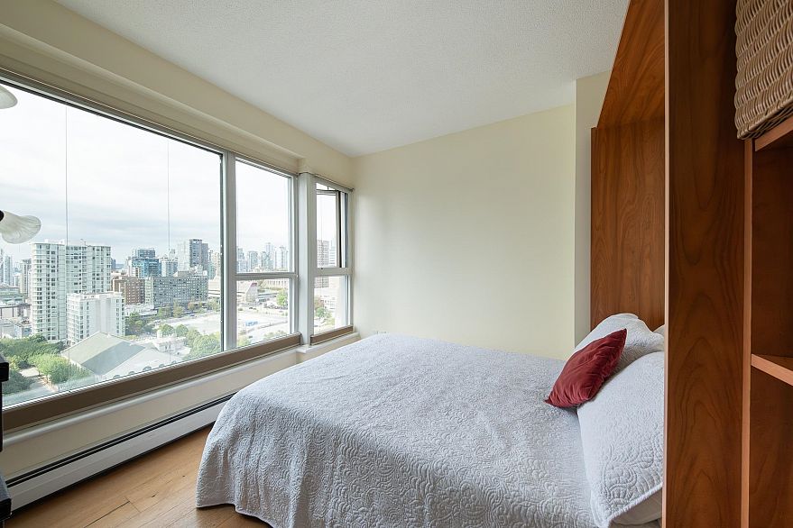 2204 183 Keefer Place