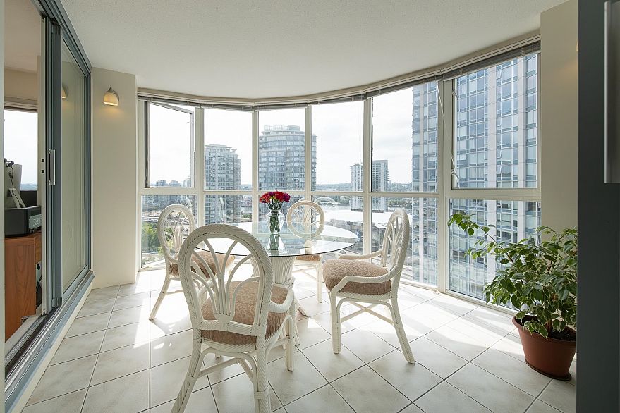 2204 183 Keefer Place