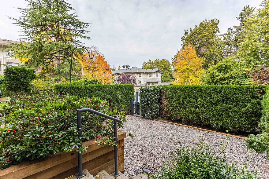 104 4883 Maclure Mews