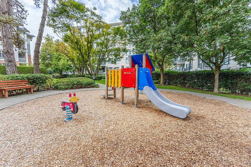 104 4883 Maclure Mews