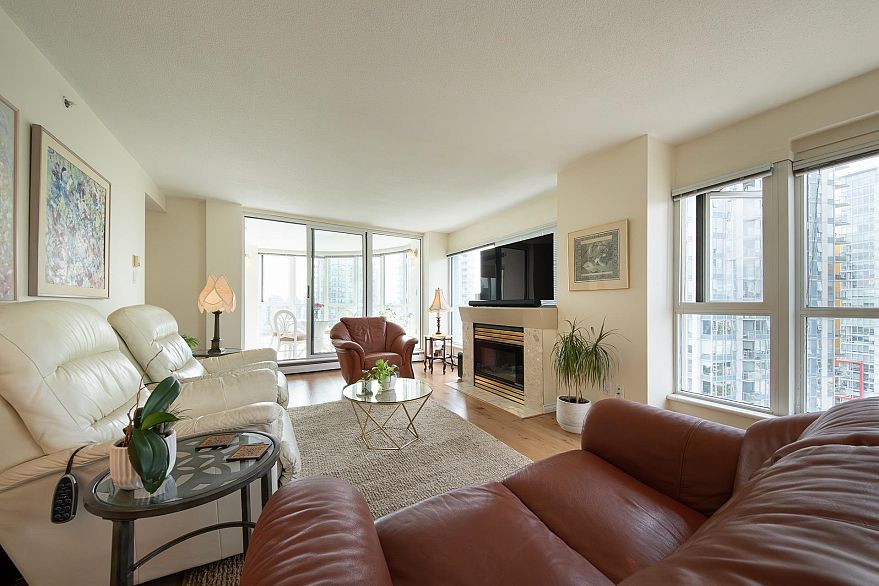 2204 183 Keefer Place