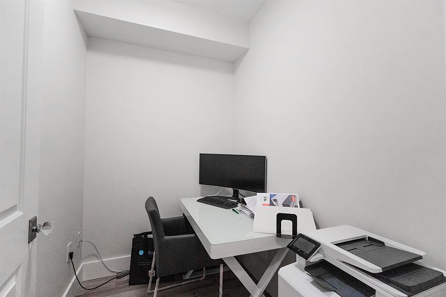 104 4883 Maclure Mews