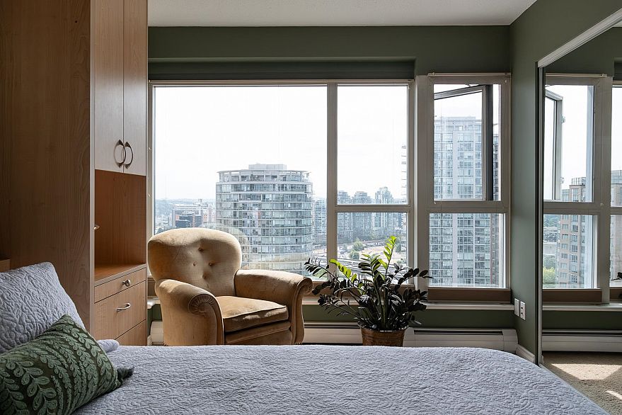 2204 183 Keefer Place