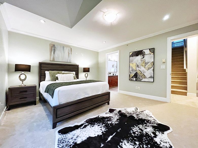 3 1135 Barclay Street