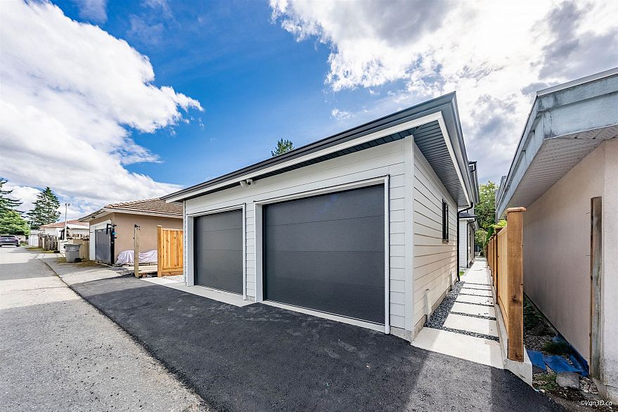 2 3121 E 46th Avenue