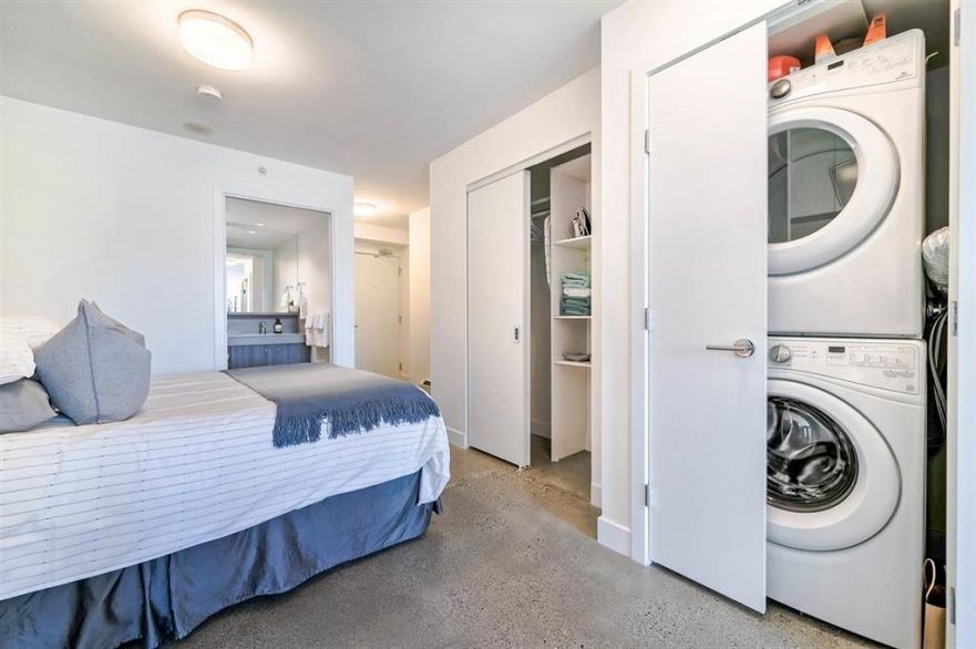 404 231 E Pender Street