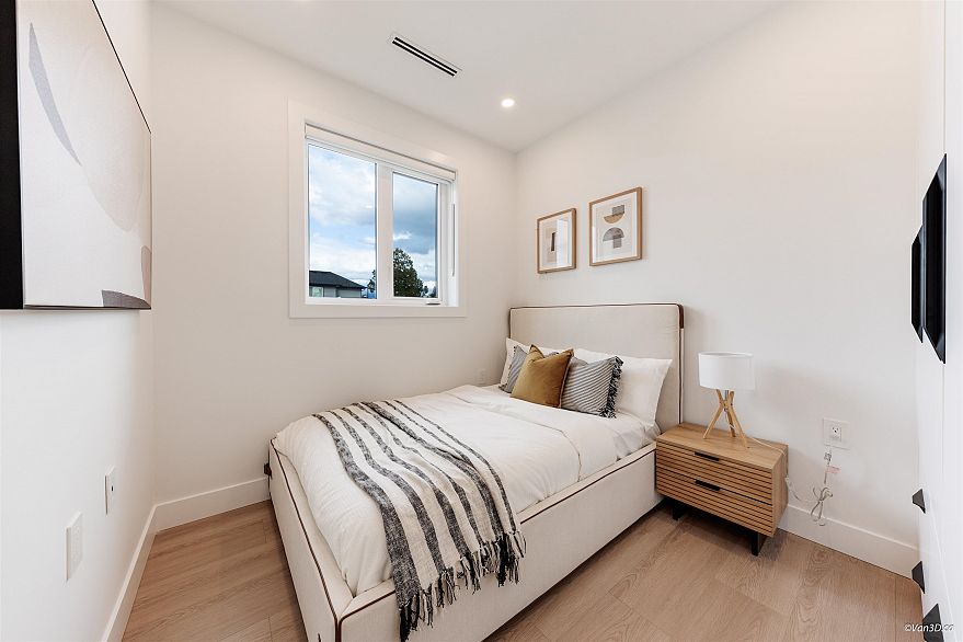 2 3121 E 46th Avenue