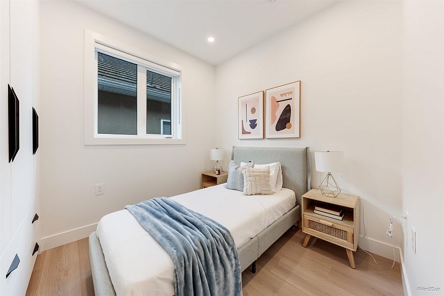 2 3121 E 46th Avenue