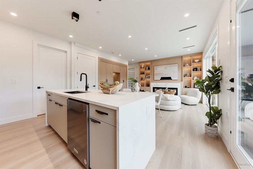 2 3121 E 46th Avenue