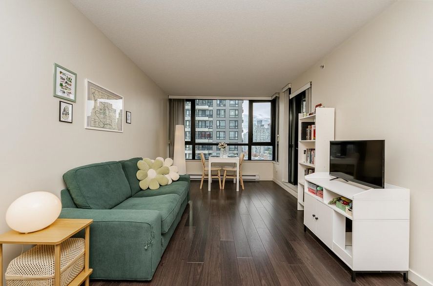 1706 909 Mainland Street