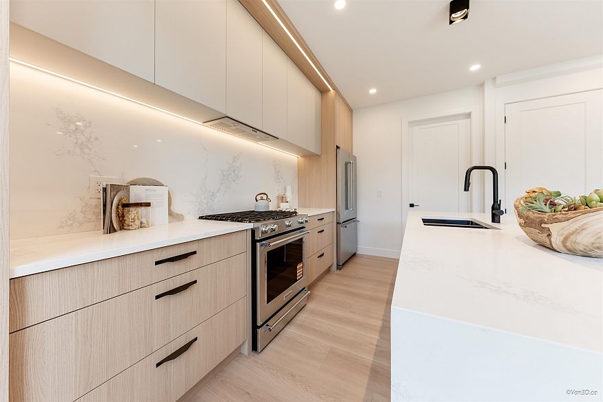 2 3121 E 46th Avenue