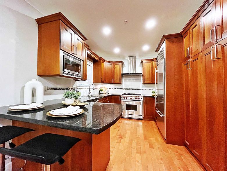 3 1135 Barclay Street