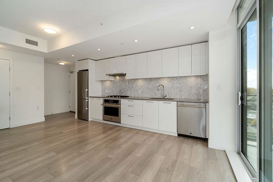 808 3581 E Kent Avenue North