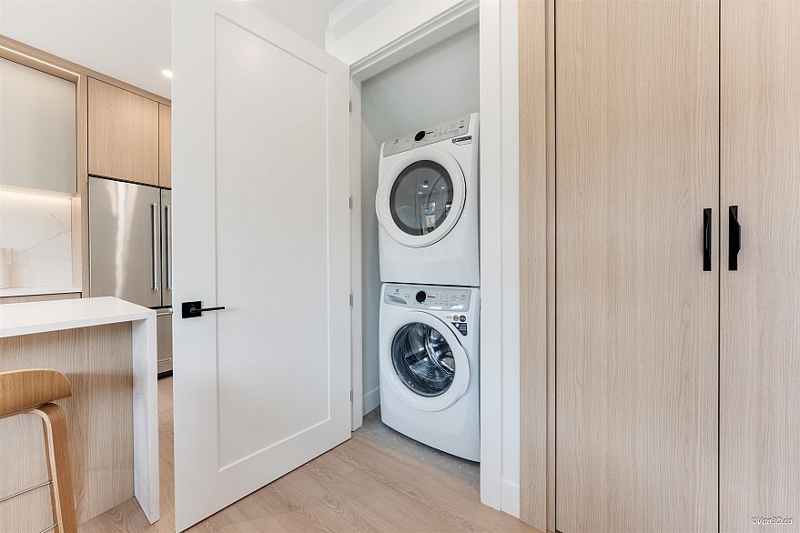 2 3121 E 46th Avenue